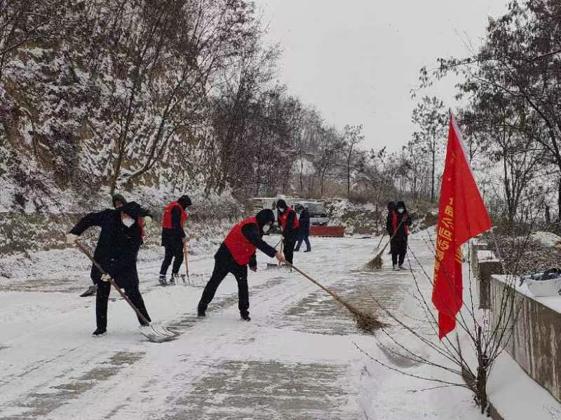 新泰能源公司志愿者掃雪，保障居民出入安全.JPG