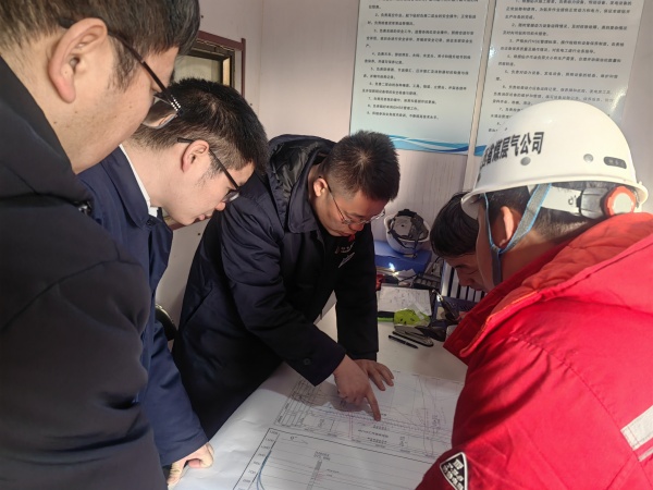 胡家河礦業(yè)總工程師焦彪一行到鉆采分公司承攬施工的402101工作面防治項目調(diào)研指導(dǎo)工作.jpg