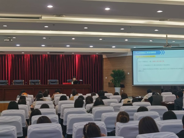 鉆探分公司參加榆林高新區(qū)稅務(wù)局舉辦納稅人學(xué)堂培訓(xùn).jpg